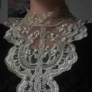  - Denna barocka, lite gotiska, tröja köptes på second hand för ett år sedan men har tyvärr inte lämnat garderoben många gånger alls!   Tröjan är i fint skick, har bra passform på någon som brukar passa i XS-S.