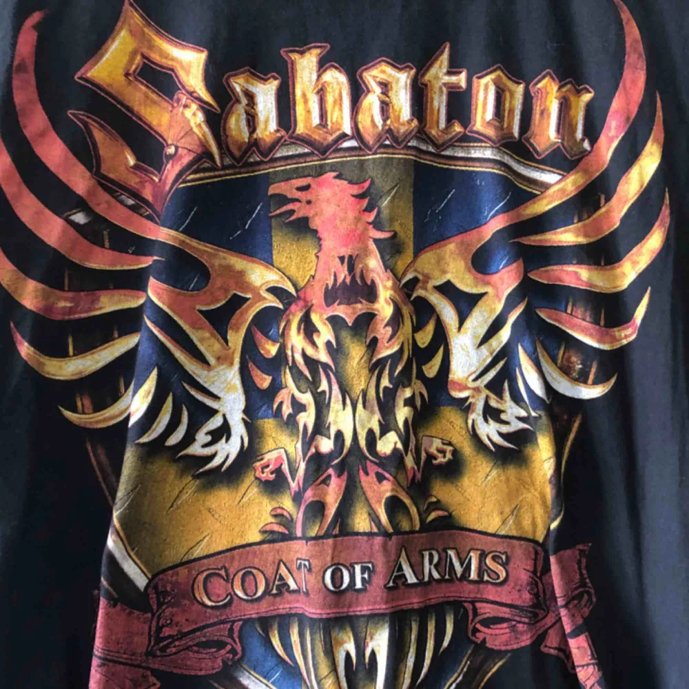 Bandtröja Sabaton i trevligt använt skick. Kan hämtas i Uppsala eller skickas mot fraktkostnad . T-shirts.