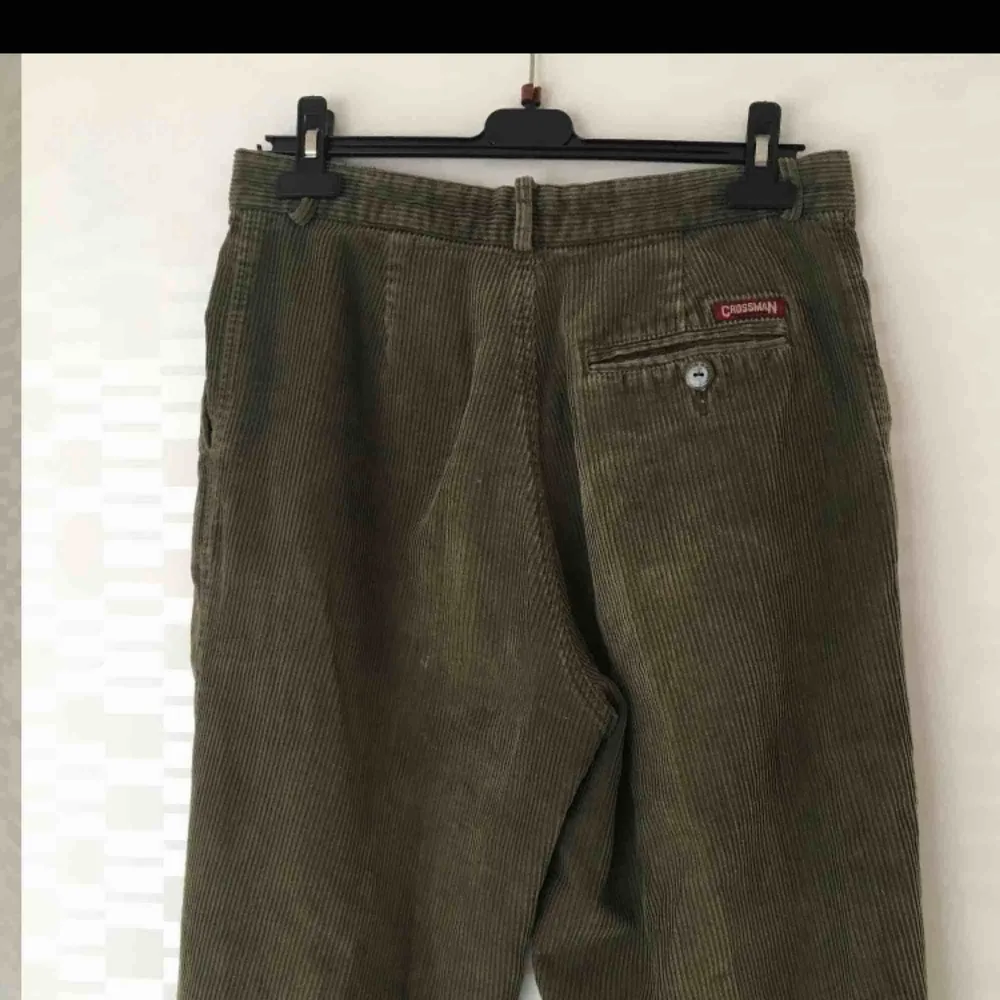 Gröna manchester. Köparen står för frakt . Jeans & Byxor.