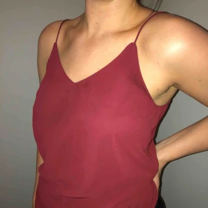  - Säljer dess tre fina linnen som aldrig kommer till användning! Den röda har storlek XS, den ljusrosa är storlek 34 & den svarta är storlek 36. Två är från HM och ett från Vero Moda! Frakten ingår i priset :) Styckvis kostar de 60kr st + frakt 