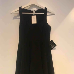  - Enkel svart klänning som funkar till alla tillfällen