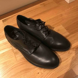  - Svarta lågskor av märket Dasia. Aldrig använda  Storlek: 38