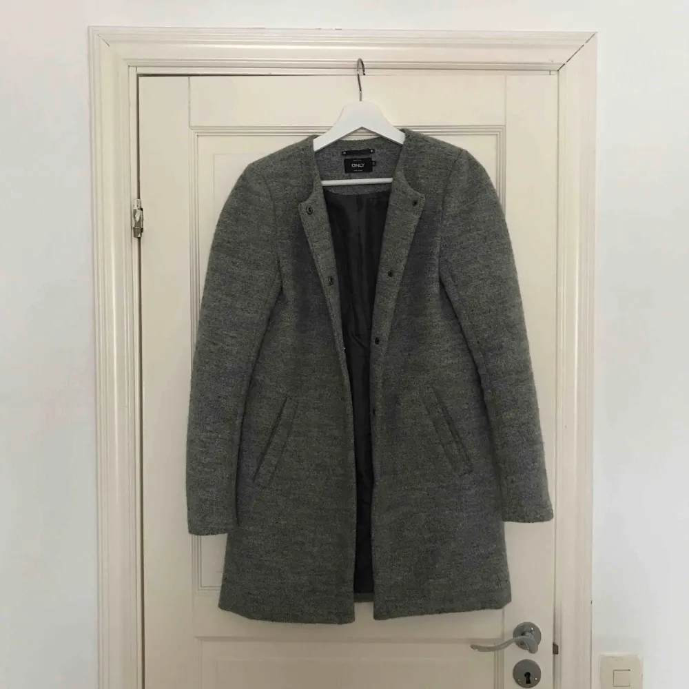 En superfin grå kappa som jag köpte förra året från vero moda, den är använd men fortfarande i ett superbra skick. . Jackor.