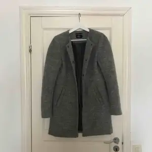 En superfin grå kappa som jag köpte förra året från vero moda, den är använd men fortfarande i ett superbra skick. 