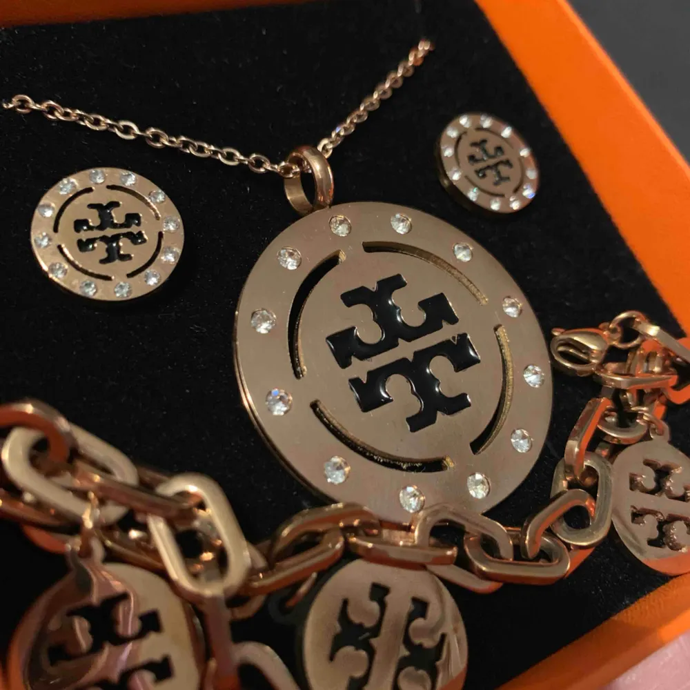 Rose gold tory burch set( armband, halsband och örhängen) rostfritt stål och hypoallergenic . Accessoarer.