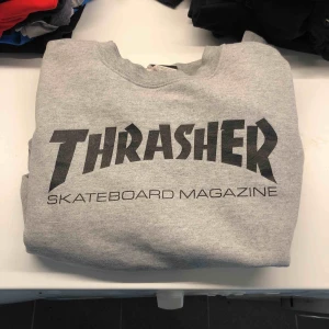  - Thrasher sweatshirt, S. Nyskick men med litet nästan omärkbart hål. Swish, du står för frakten