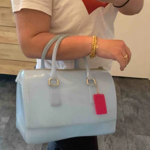  - Furla väska, gummi, trendig och väldigt fin skick, sparsam användning. Kan fraktas=59 , 