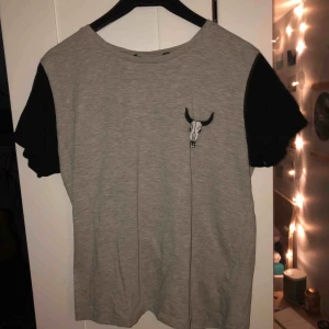  - Skön grå t-shirt. Lappen vid nacken är bortklippt för den kliade. Använd en gång. Köparen står för frakten, kan mötas upp i Lund 