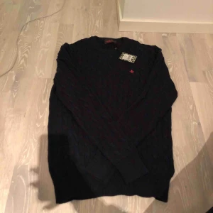  - Oanvänd kabelstickad tröja från Morris. Storlek medium. Navy