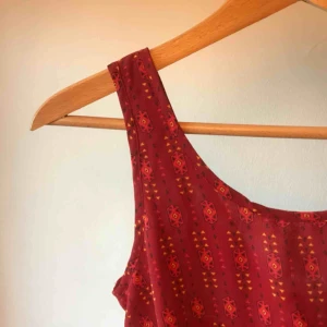 Klänning - Gullig klänning från H&M, knappt använd. Frakten ingår