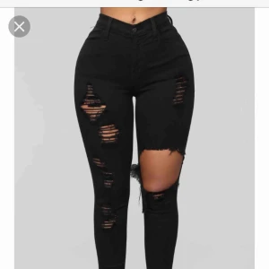  - Svarta slitna jeans från Fashion Nova. Använt. Några gånger men de är fortfarande i bra skick. Säljer pga att de är för små