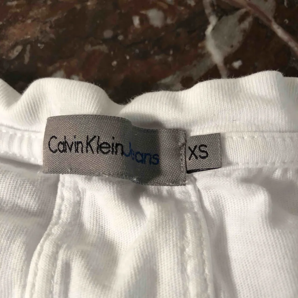Äkta Calvin Klein T-shirt som aldrig kommer till användning! Simpel och passa till allt! Köpt för 600kr i nypris . T-shirts.