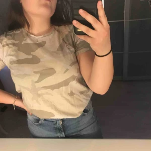  - En enkel och snygg camo t-shirt från lager 157. Bara använd ett fåtal gånger.