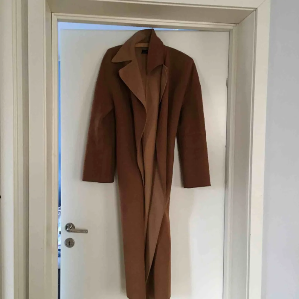Supersnygg kappa från Zaras vårkollektion för några år sedan. Tunn men perfekt för en hoodie under. Frakt ingår ej💘. Jackor.
