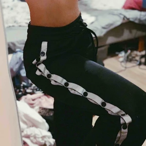  - Byxor i mjukismaterial, med knappar på sidorna. Extremt sköna och snygga men kommer tyvärr inte till användning för mig längre. Köparen står för frakt och jag tar Swish! :)