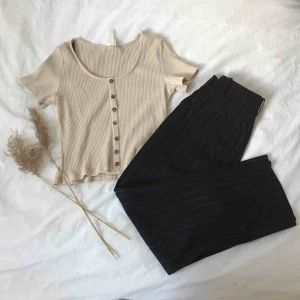  - Hm conscious t-shirt i vacker beige/cappuccino färg. Storlek M men passar även bra på mig som brukar ha S. Hör av er om det är något ni undrar (: 