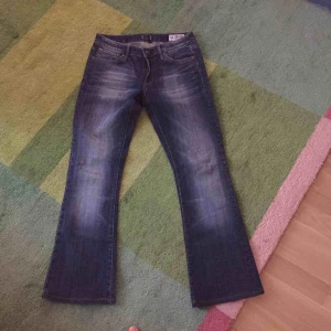  - Crocker jeans i storlek 28. Jeansen är fållade och passar mig som är 154cm lång. Längd från linning 94cm och från grenen 70 cm.