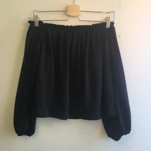  - Passar en S/M , superfin top som har som en bh i själva toppen så man slipper ha någon på sig :-) 