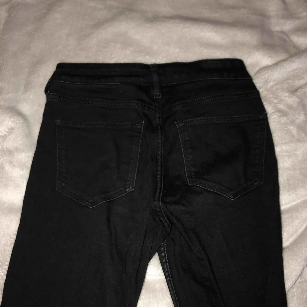 Svarta jeans från hm, säljes på grund av ingen användning. Jeans & Byxor.