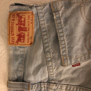 Levis 907 - Levis vintage byxor - nypris ca 700kr säljer för: 300kr.                                                                       Alla tre byxor dvs. (Acne, Lee & Levis) för 800kr om man köper det tillsammans. Annars ligger priset på 1000kr.  