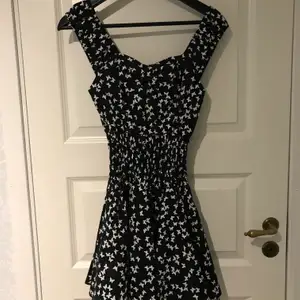 Säljer denna fina klänning från H&R då den aldrig kommer till användning. Skulle säga den passar xs-s. Skicka ett meddelande om du undrar något elr vill ha fler bilder 