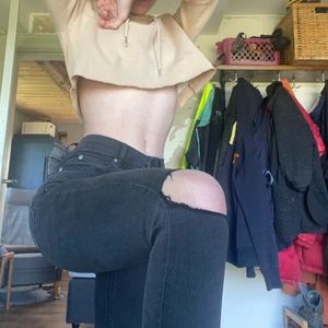 Svarta slitna Jeans🦋 - Säljer dessa svarta jeansen från cheap monday! Byxorna är använda sparsamt då jag äger för mycke kläder. Nypris ligger på 500 men säljer de för 150💕 skriv privat för mer information💕 mvh Clara