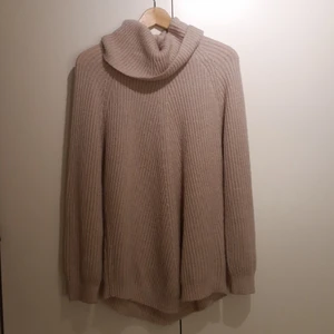 Rosa stickad polo - Detta är en rosa stickad polo köpt i Paris år 2018. Materialet är mjukt och varmt. Perfekt för den svenska hösten