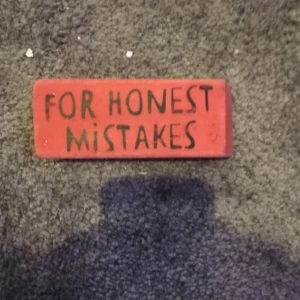 Stort suddigummi - Stort suddgummi som inte kommer till användning! Används fåtal gånger och är lite smutsigt men gör rent innan det skickas. 