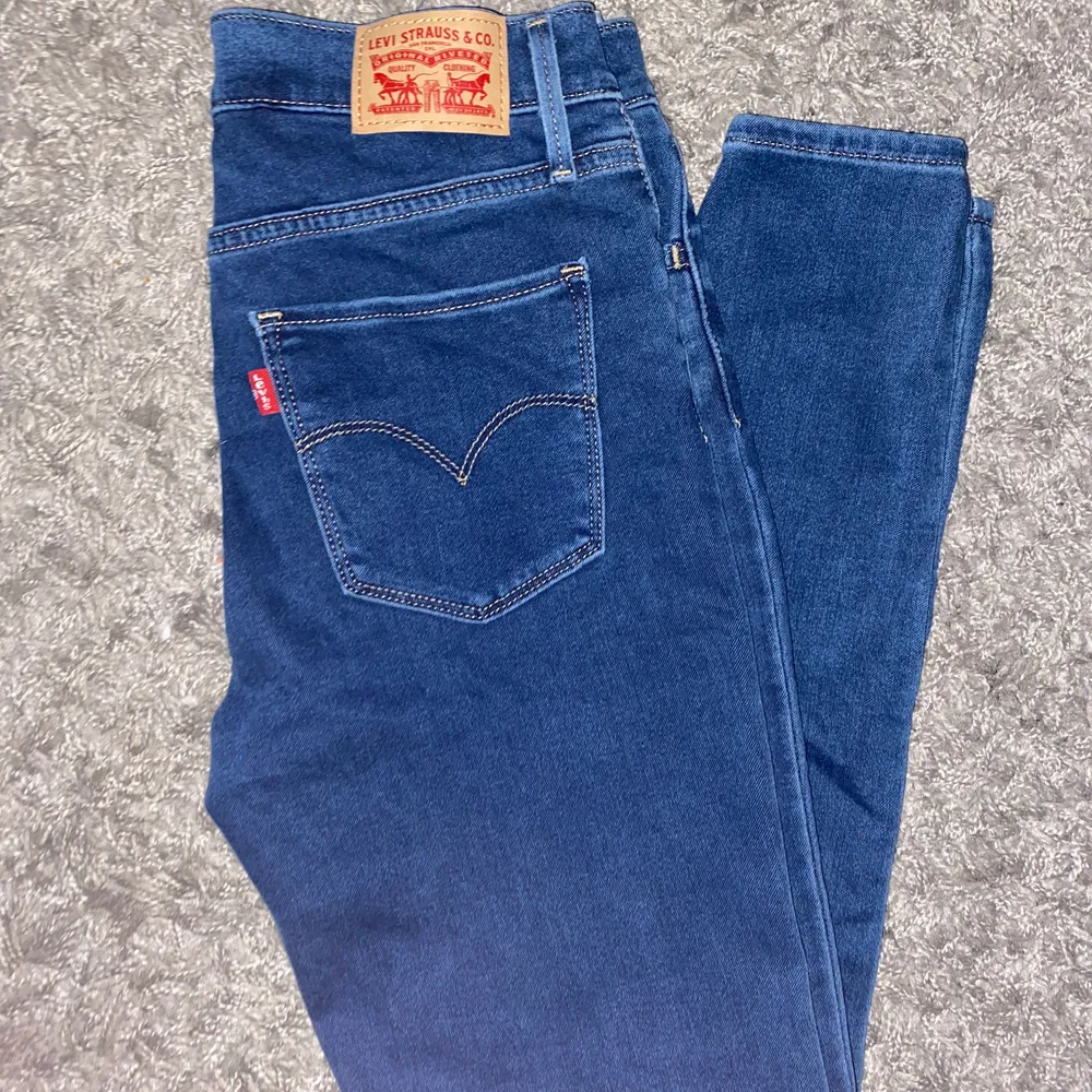 Säljer ett par Levis jeans som är använda en gång. Frakt tillkommer . Jeans & Byxor.