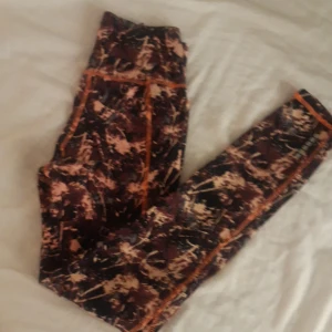 Träningstights  - Varma och sköna träningstights. Perfect för löpning utomhus nu under vinterhalvåret. Mjuka och stretchiga.