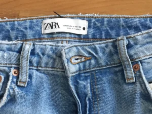 Zara blåa Mom jeans - Super snygga blåa mom jeans i strl 38 men passar mig bra som har 36. Bra skick, använd några gånger. Pris kan diskuteras