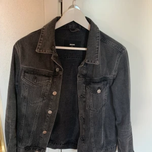 Jeansjacka - Snygg jeansjacka i storlek S från Bikbok!🤩 bra skick!