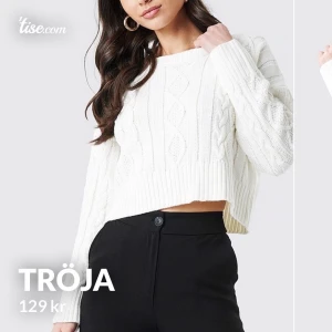 Tröja - Stickad tröja som är lite croppad! Sparsamt använd, så i fint skick! Från Na-kd. Frakt på 44kr tillkommer 📦