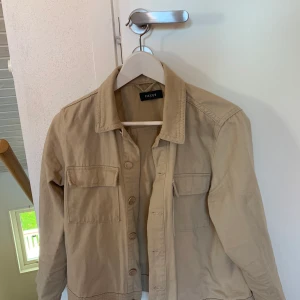 Pieces  - En supersnygg jacka ifrån Pieces, använd ett fåtal gånger och har ett bra skick! Storlek S💞