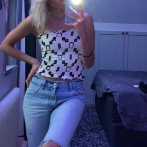 Vit topp utan band  - Helt ny Vit fin topp utan band, bara tagit bild med, fint mönster 