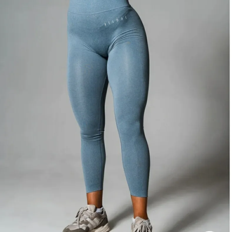 Säljer helt nya tights från relode! Super fin blå färg i storlek s! Nypriset var 600. Jeans & Byxor.