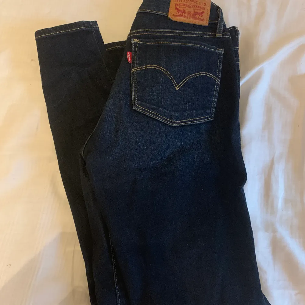Blå jeans i fint skick. Som nya! 100kr frakt och bud från 300kr. Köpt för 999kr. Jeans & Byxor.