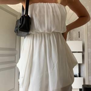 Söt vit klänning från Gina tricot, använd endast en gång och i mycket bra skick. Snygg detalj på sidorna. Storlek 34 men passar även mig som kan ha kläder i 36 och ibland 38.