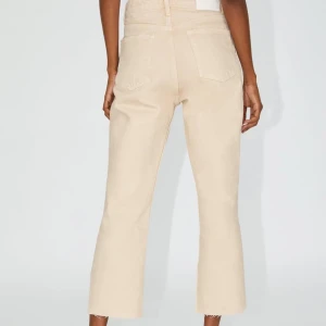 Zara jeans - Dessa beiga raka croppade jeans från zara, assnygga och riktigt fin färg, endast använda en gång så nyskick, sitter lagom croppade på mig som är 165-166💕 250+frakt eller högsta bud