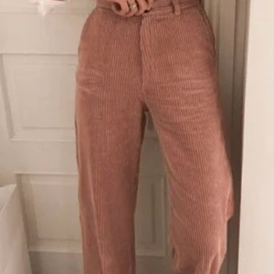 korta smuts rosa manchester byxor - högmidjade och skit snygga, säljer för de har blivit för stora för mig. De ser ut ungefär som de på första bilden bara lite mörkare. frakt tillkommer💕