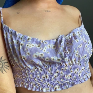 Blommig top  - Fin top, lapparna kvar! 