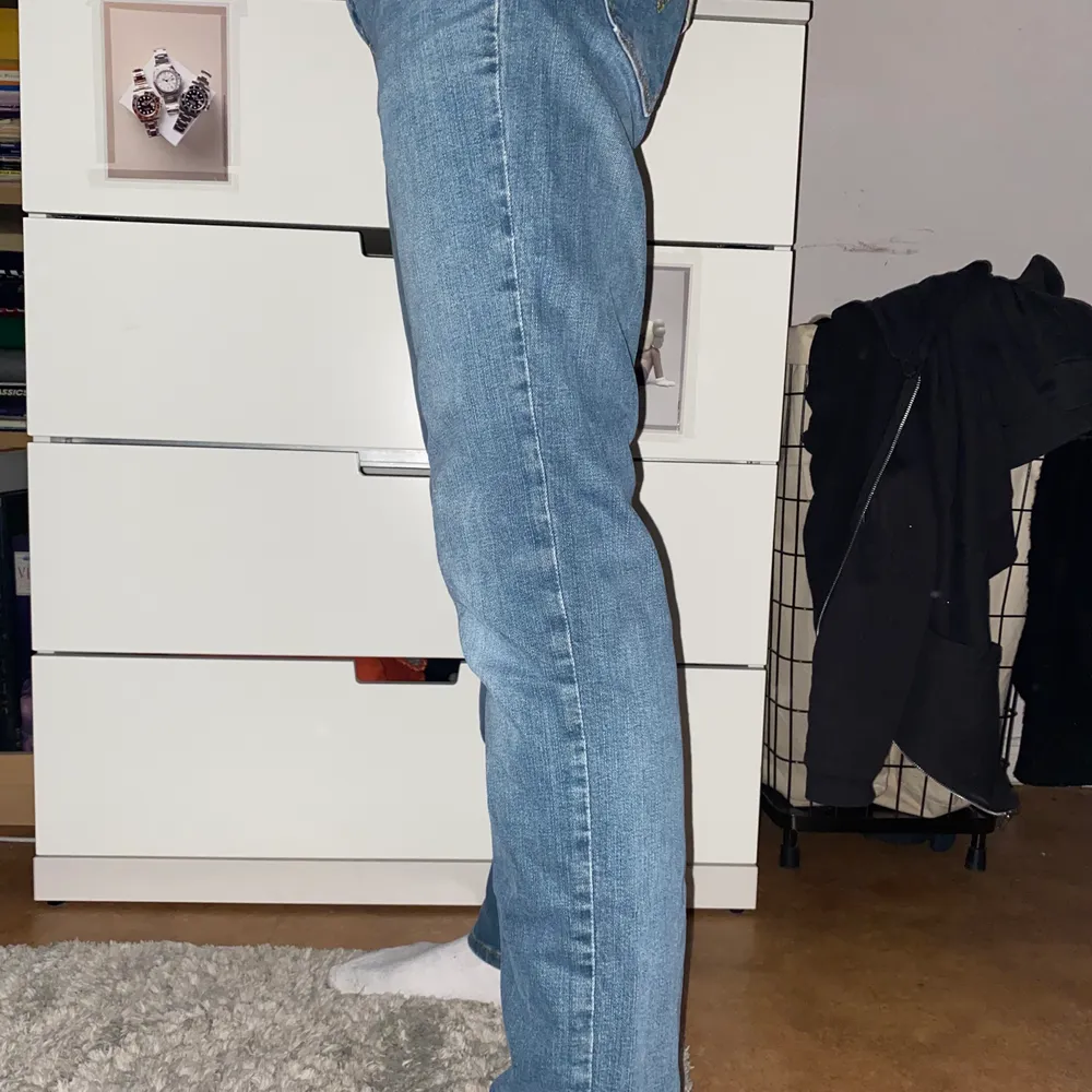 Ljusblåa 511 jeans från Levis i storlek 30/30. Säljer eftersom jag inte använder längre. Köpta för 1000kr säljer för 300kr. Kan mötas upp i Stockholm eller så betalar du frakt. . Jeans & Byxor.