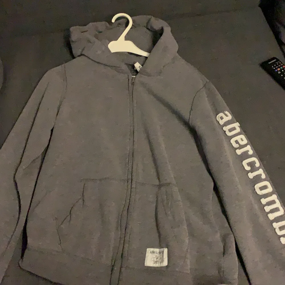 XL Gråa perfekt i längd runt 165. Hoodies.