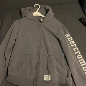 Abercrombie hoodie - XL Gråa perfekt i längd runt 165