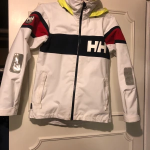 Vit Helly Hansen jacka  - Säljer nu min vita helly hansen jacka, har inte kommit till användning, använd ca 5 gånger så jätte fint skick, passar även s 