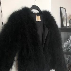 PELLOBELLO - Säljer min pellobello jacka då den endast hänger i garderoben! Jackan är använd ett fåtal gånger och fortfarande i väldigt fint skick. Finns i Växjö! Kan skickas, köparen står för frakten<3