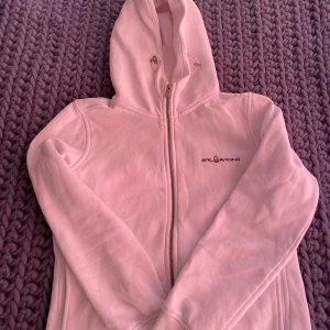 Sail Racing hoodie - Säljer nu min Sail tröja då den aldrig kommit till användning 🤍🤍🤍 Så fin och bra passform! Nypris är runt 1200kr tror jag! 