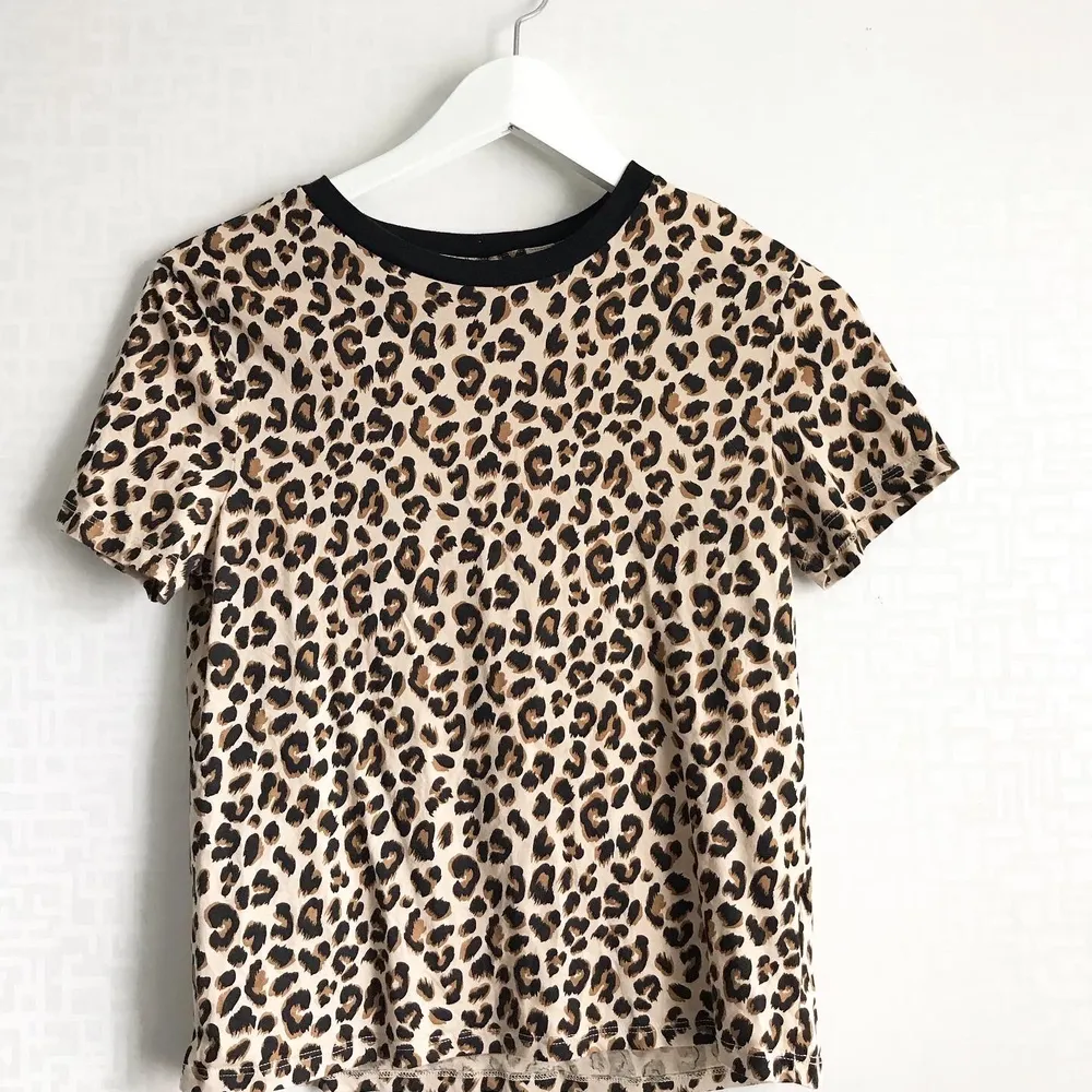 Tröja med leopardmönster! . T-shirts.