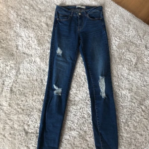 Gina tricot jeans  - Jens med hål i från Gina, modell Emma. Finns inte längre kvar nypris runt 499kr. Storlek 36 men skulle säga ngt små i storlek, mer som 34