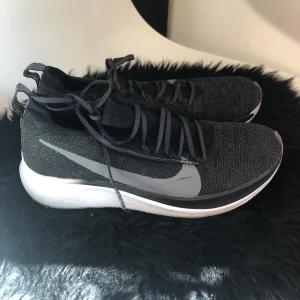 Nike löparskor - Nike löparskor. Super skick och supersnygga. Galet bekväma då de är designade till proffsen, perfekta för långa jogginpass eller intensiva löprundor. 